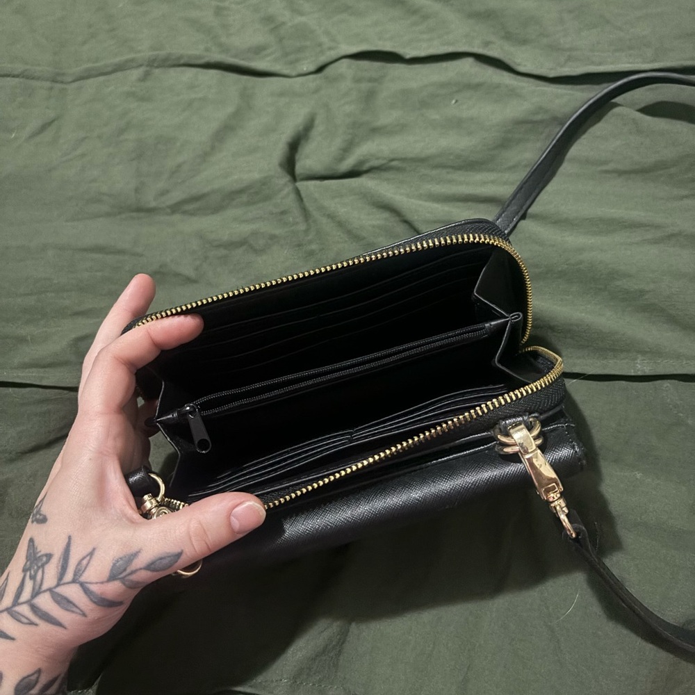 Nine West black and gold crossbody